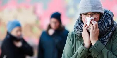 Une femme qui mouche son nez voudra peut-être savoir comment renforcer le système immunitaire afin qu'elle puisse arrêter de se moucher si souvent